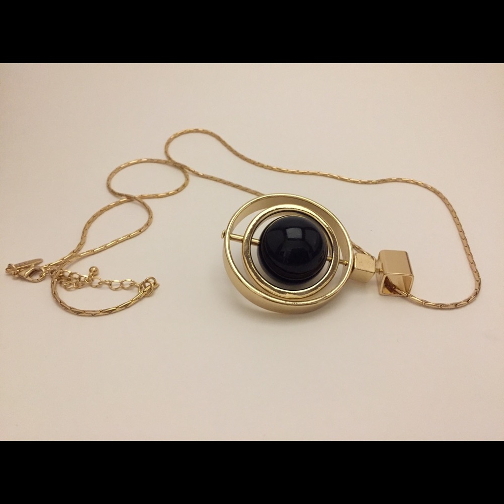 Vintage gold moving necklace